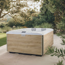 VIBES by USSPA Lucky Whirlpool mit heller Holzverkleidung auf einer Gartenterrasse