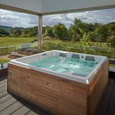 USSPA Persea iN Whirlpool mit Holzverkleidung auf einer Terrasse mit Landschaftsblick