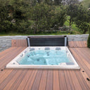 Eingelassener USSPA Virgo iN Whirlpool mit geöffneter Abdeckung in einer Holzterrasse