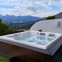 USSPA Draco iN Whirlpool auf einer Terrasse mit Blick auf die Berge