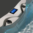 Touchscreen-Bedienfeld und zwei verchromte Regler am blau beleuchteten VIVO SPA AUREA chill