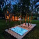 Blau beleuchteter VIVO SPA AUREA chill Whirlpool in einer Holzterrasse bei Nacht