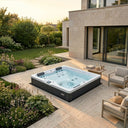 VIVO SPA AUREA 4 Whirlpool mit sichtbarem Sitz- und Düsenbereich auf einer modernen Gartenterrasse