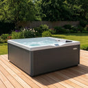 VIVO SPA AUREA 4 Whirlpool mit dunkler Holzoptik-Verkleidung auf einer Gartenterrasse