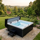 VIVO SPA AUREA 6 Whirlpool mit geöffneter Abdeckung und Einstiegstreppe in einem Garten