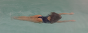 Frau schwimmt in einem Pool