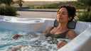 Frau entspannt im vivo spa® Outdoor Whirlpool im Wasser