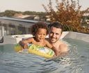 Mann und Kind mit Schwimmring in einem Swim Spa
