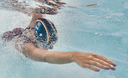 Schwimmerin mit Schwimmbrille unter Wasser in einem VIVO SPA Swim Spa