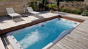 Eingelassener vivo spa Swim Spa in einer Holzterrasse mit Sonnenliegen