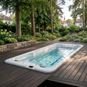 VIVO SPA WaterFit 5S auf einer großen Terrasse mit in einem grünen Garten
