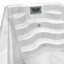 Breite, wellenförmige Einstiegstufen im Schwimmbereich eines VIVO SPA WaterFit
