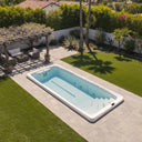 VIVO SPA WaterFit 4S mit Einstiegstufen in einem begrünten Garten mit Sitzecke