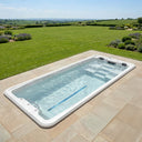VIVO SPA WaterFit 5L auf einer hellen Terrasse in einem weitläufigen Garten