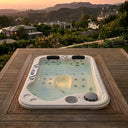 Eingelassener VIVO SPA WELUXIA 501 Whirlpool auf einer Holzterrasse bei Sonnenuntergang