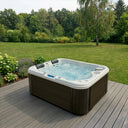 VIVO SPA WELUXIA 501 Whirlpool mit dunkler Verkleidung auf einer Holzterrasse im Garten