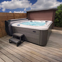 Sprudelnder VIVO SPA WELUXIA 504 N Whirlpool mit Einstiegstreppe auf einer Holzterrasse