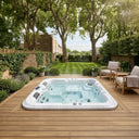 Eingelassener VIVO SPA WELUXIA 506 N Whirlpool in einer Holzterrasse im Garten