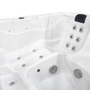 Sitzplatz mit Kopfstütze sowie Rücken- und Fußdüsen im VIVO SPA WELUXIA 513 N Whirlpool