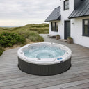 VIVO SPA WELUXIA 520 Whirlpool mit anthrazitfarbener Verkleidung auf einer Küstenterrasse