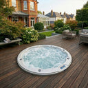 Eingelassener VIVO SPA WELUXIA 520 Whirlpool auf einer Gartenterrasse