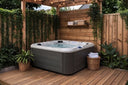 Grauer vivo spa Weluxia Whirlpool auf überdachter Holzterrasse im Garten