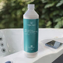 Flasche Water Care Intense Care auf dem Rand eines weißen Whirlpools