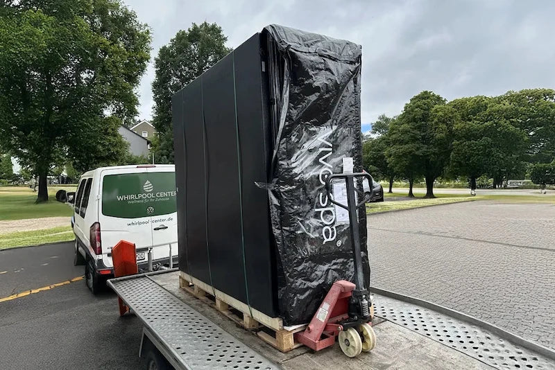 Verpackter VIVO SPA Whirlpool wird auf einer Ladefläche angeliefert