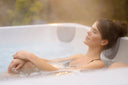 Frau entspannt im Outdoor Whirlpool