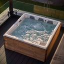 Sprudelnder Outdoor-Whirlpool mit Holzverkleidung auf einem Balkon