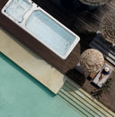 Kombinierter Swim Spa mit Whirlpool auf einer Terrasse neben einem Swimmingpool