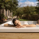 Frau im Outdoor Whirlpool entspannt in Sonne