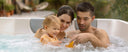 Familie im Outdoor Whirlpool