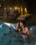 Zeit zu zweit im beleuchteten Outdoor Whirlpool am Abend