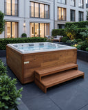 Outdoor Whirlpool VirgoIN mit Sitz- und Liegeplätzen auf einer befestigten Terrasse
